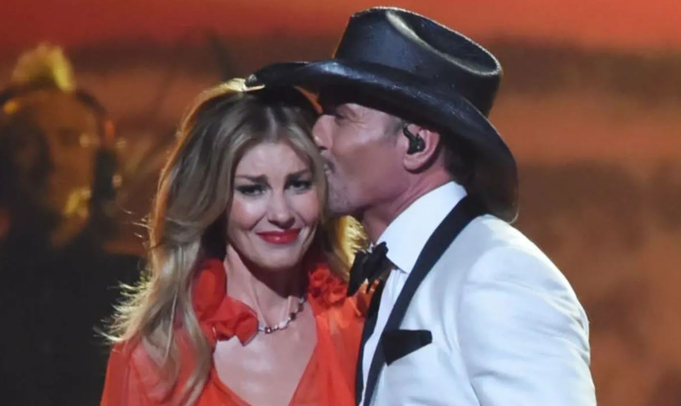 Faith Hill chokes back tears in emotional tribute after sad loss