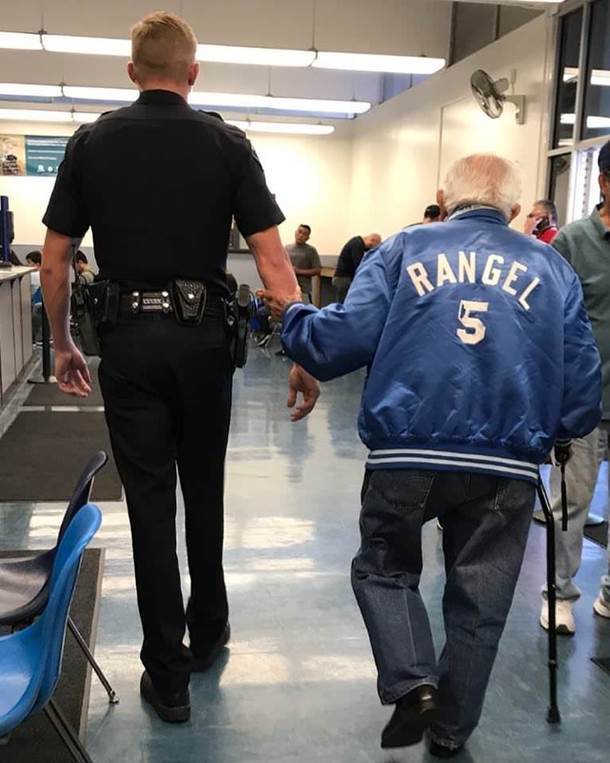 The policeman took measures related to the old man who was kicked out of Bank of America