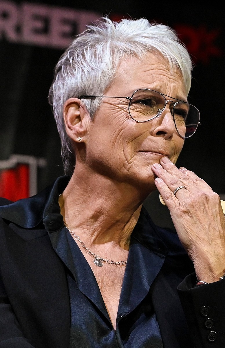 Jamie Lee Curtis, overwhelmed with emotion, makes the heartbreaking statement.