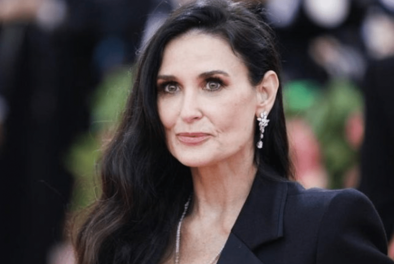 Demi Moore decided to change her hair color and here is how she looks as a blonde woman…