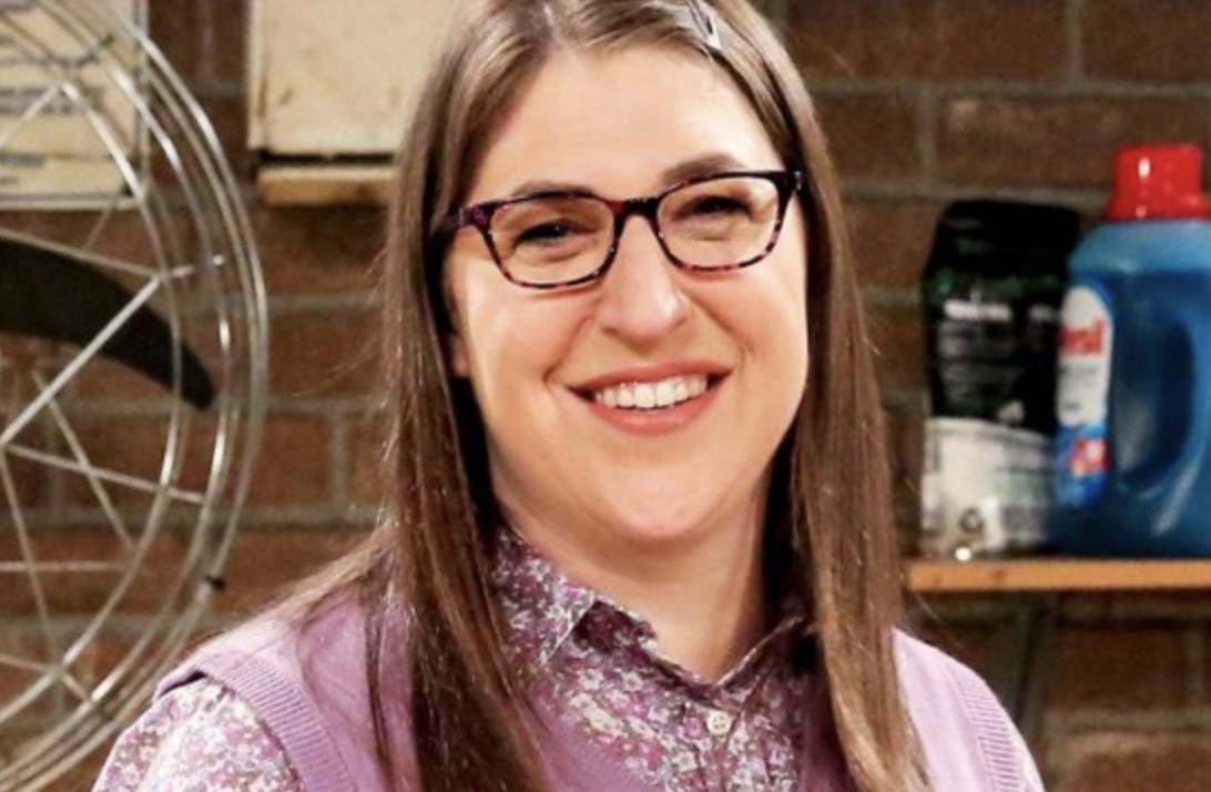 “Amy with spectacles and a cardigan behind the scenes”: Here is how the actress from “The Big Bang Theory” looks now!